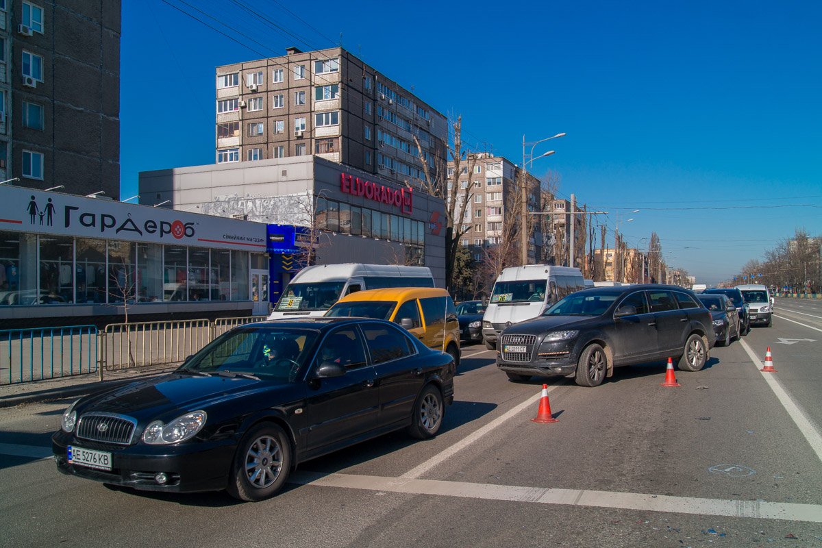 Из-за аварии в районе остановки общественного транспорта "Донецкая" образовалась пробка Из-за аварии в районе остановки общественного транспорта "Донецкая" образовалась пробка