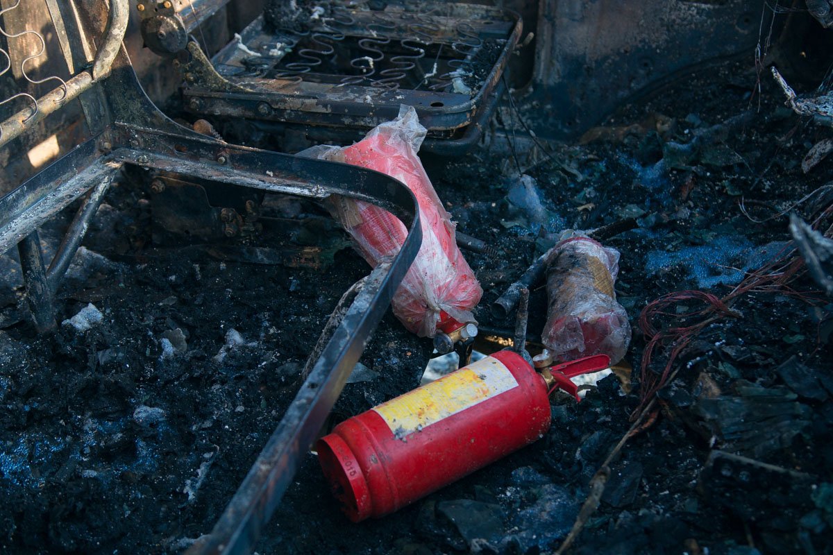 Проезжающие мимо водители хватали свои огнетушители и пытались помочь мужчине Проезжающие мимо водители хватали свои огнетушители и пытались помочь мужчине