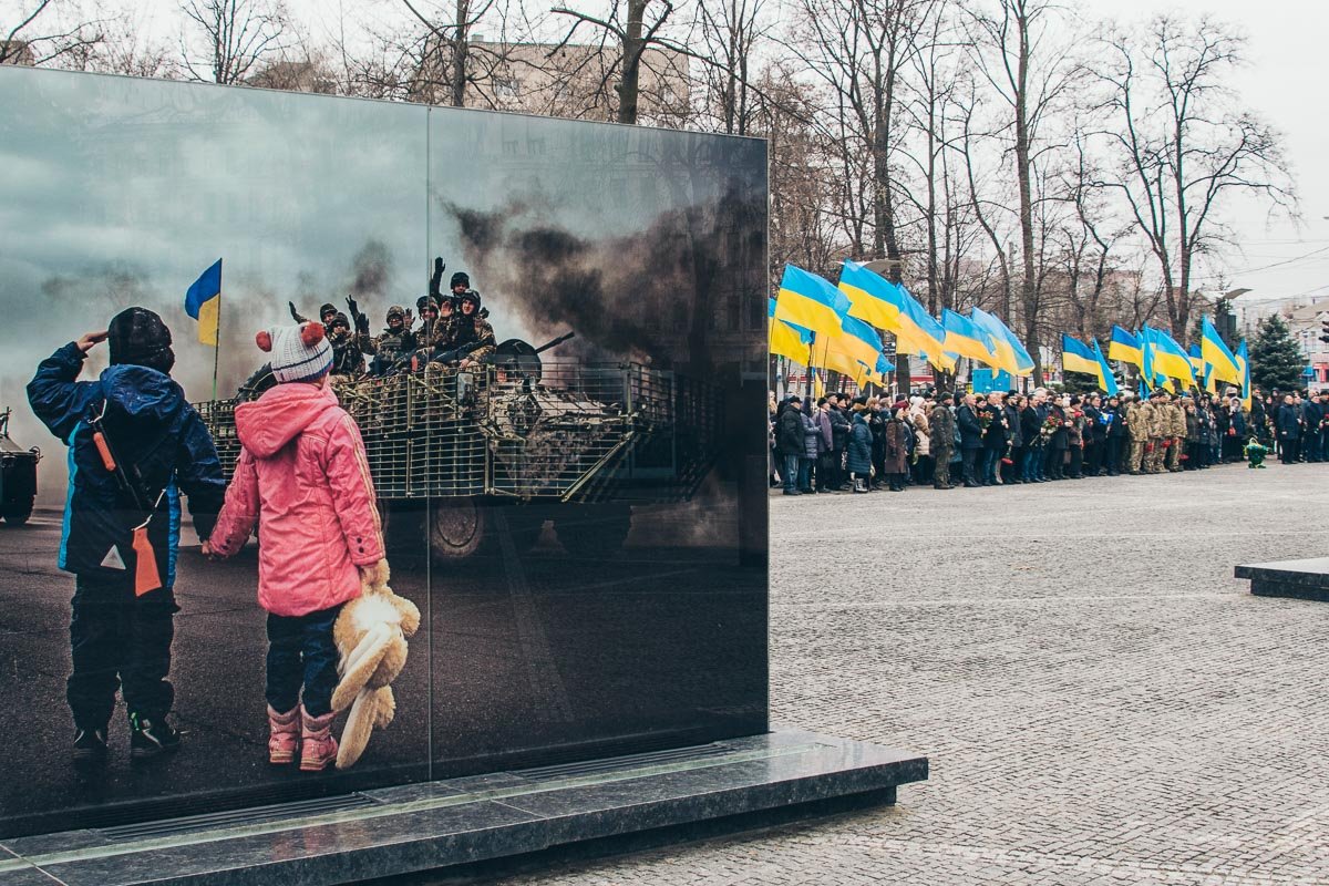В память о трагических событиях 2014 года в Днепре возложили цветы на Аллее памяти Героев Небесной сотни