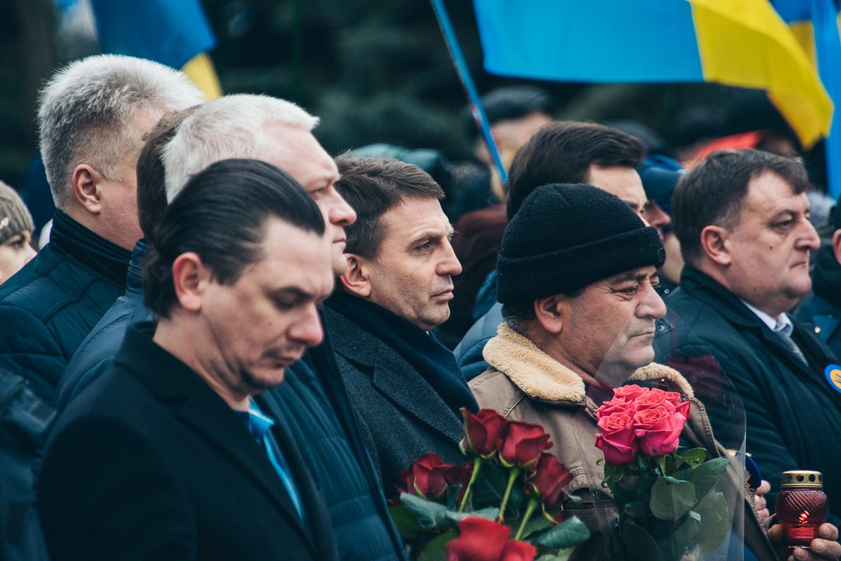 После молебна они возложили цветы к памятнику