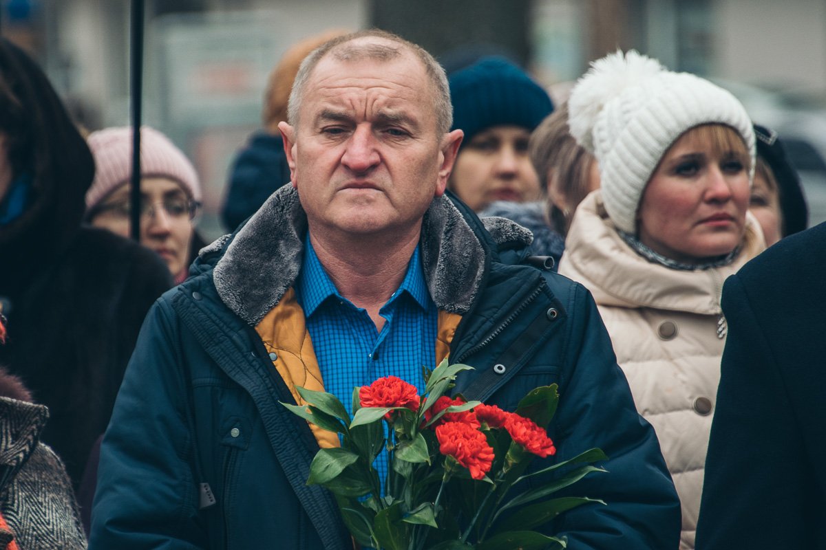 Цветы возложили к памятнику на проспекте Поля