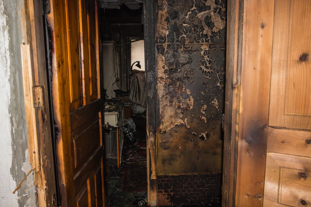Мебель в квартире обгорела, а стены сплошь и полностью покрыты гарью