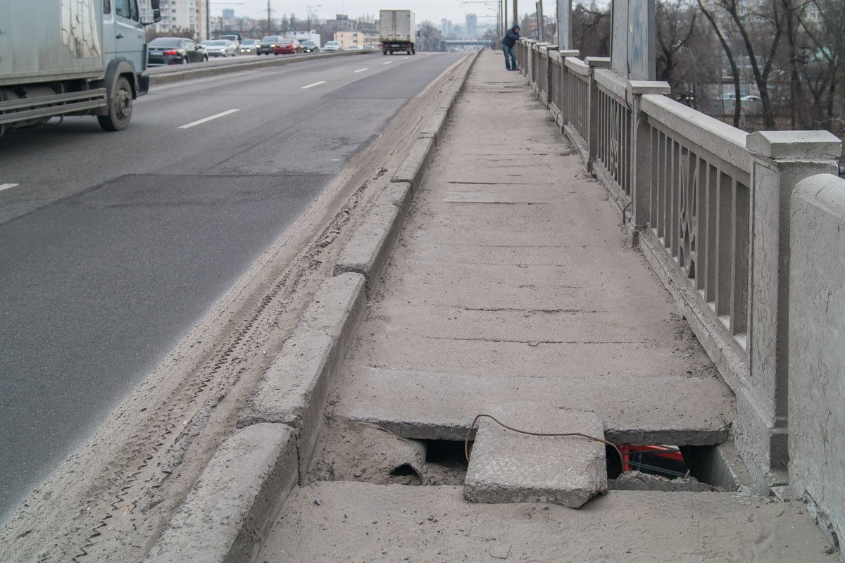 Остается только стоять и грустить посредине путепровода Остается только стоять и грустить посредине путепровода