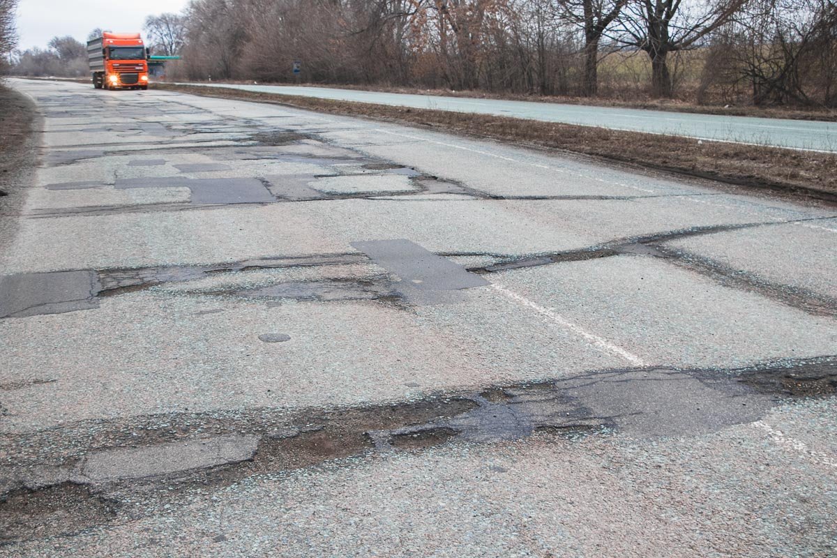 Водителям приходится преодолевать десятки километров, маневрируя среди ям
