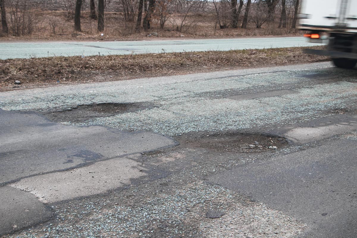 Эта дорога никогда не славилась, а сейчас и вовсе превратилась в минное поле