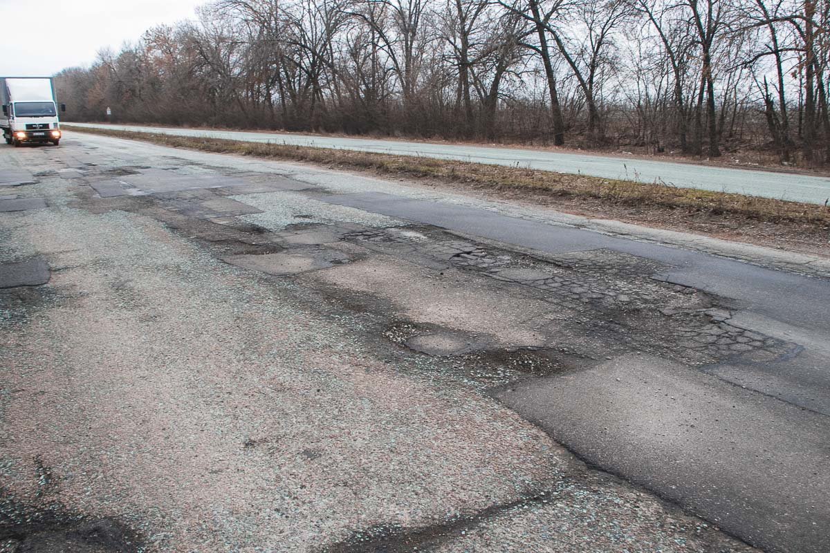 От зеленого асфальта, который выделял область практически ничего не осталось