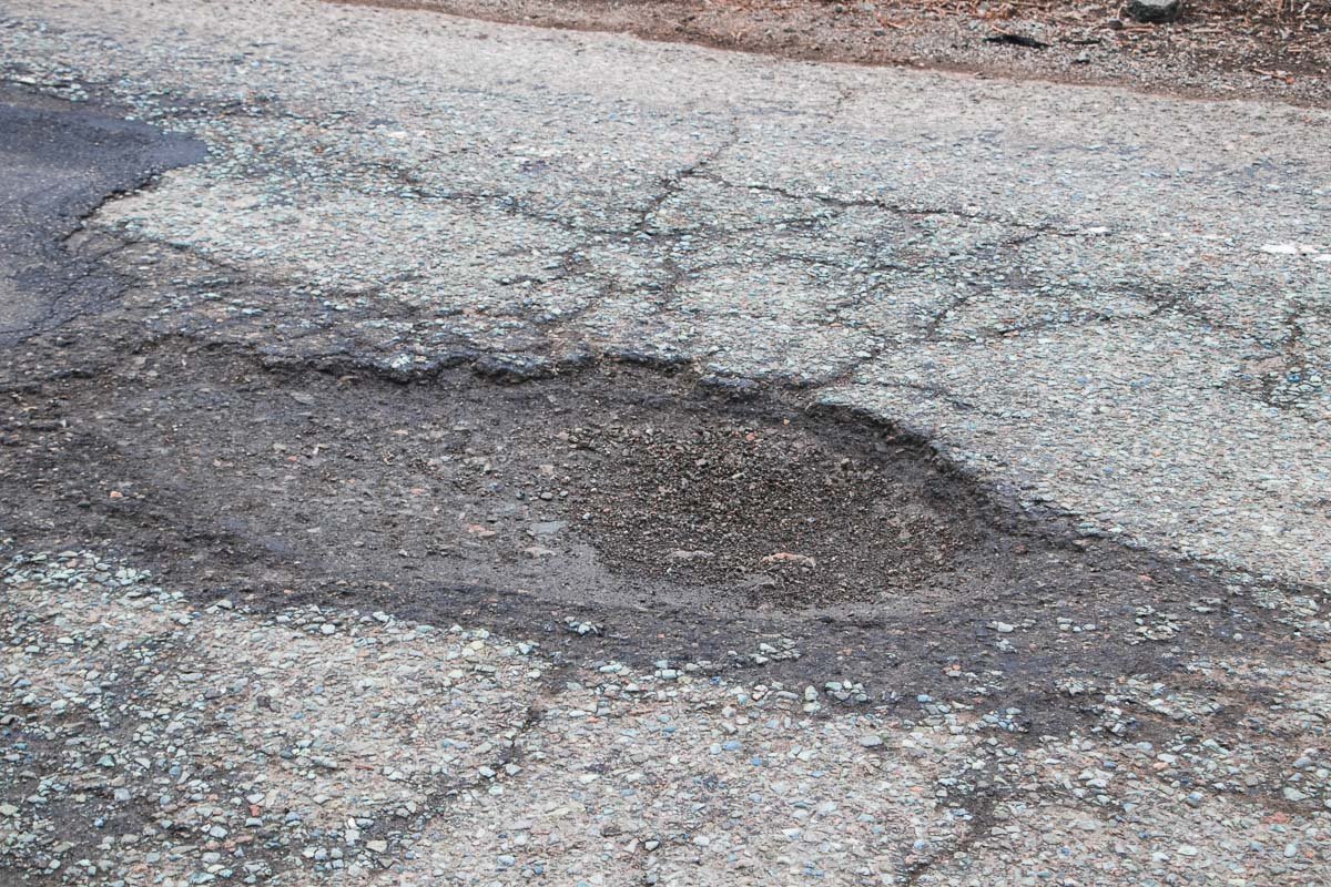 Далеко не все ямы латают