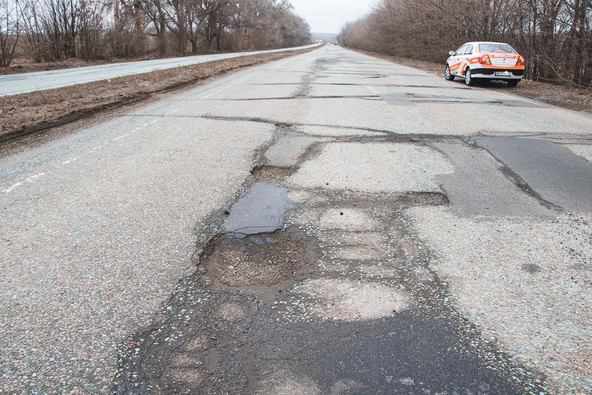 Местами можно встретить небольшие зеленые участки с серыми латками