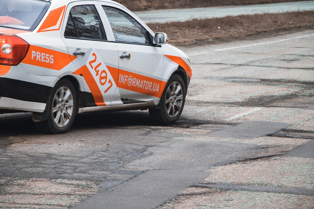 Есть на трассе и зоны, где вместо дороги можно увидеть сплошные латки