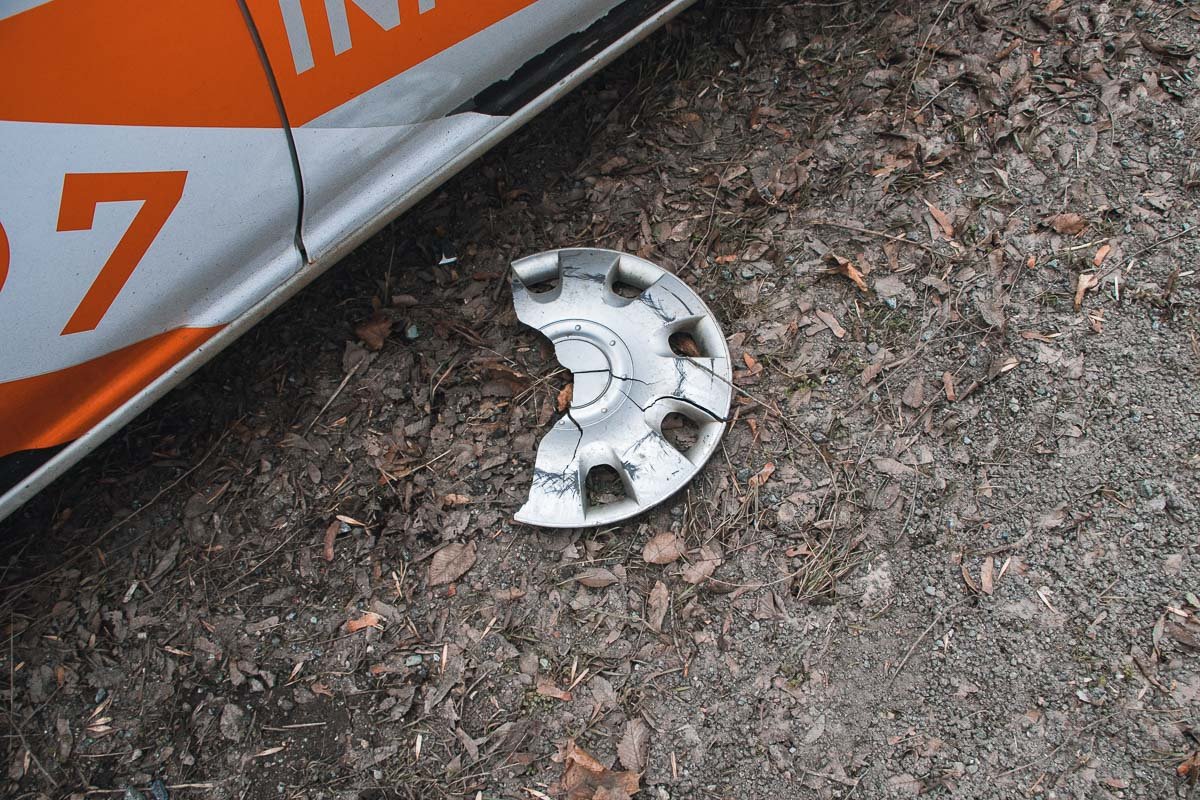 Обломки колпаков повсюду