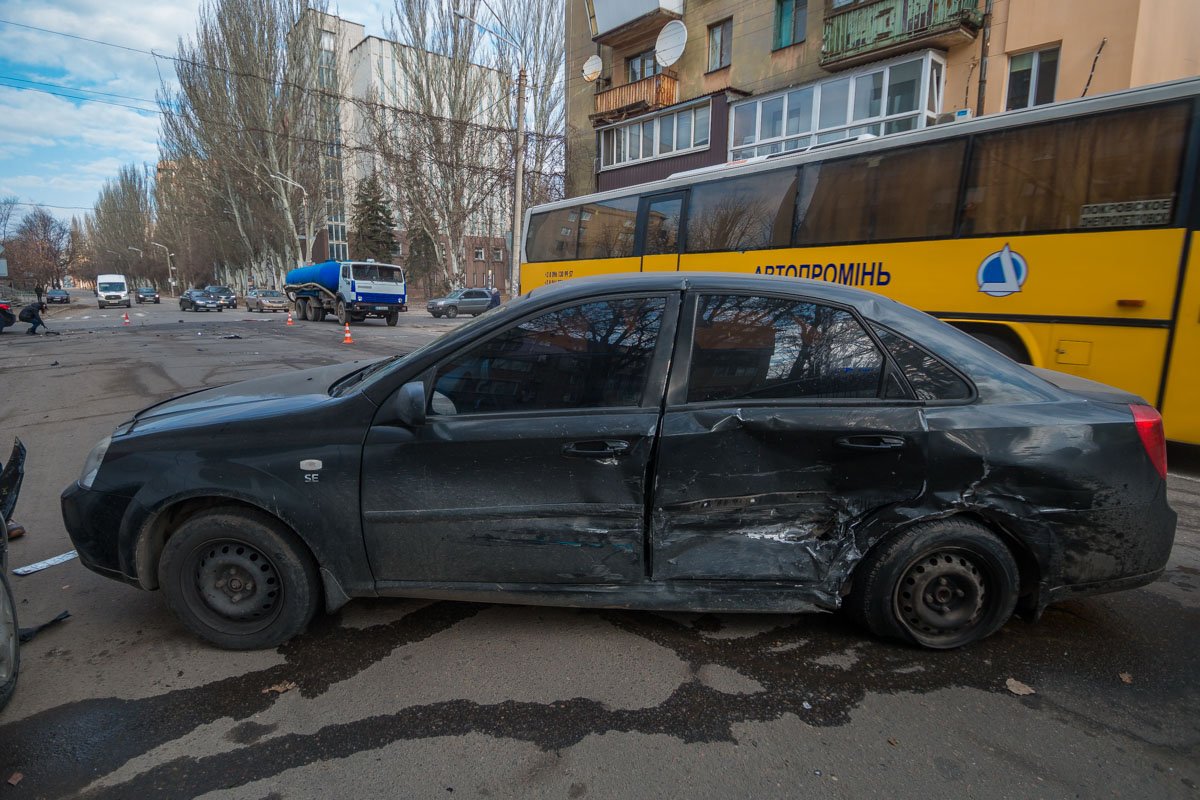 При столкновении Chevrolet развернуло и машина оказалась поперек дороги