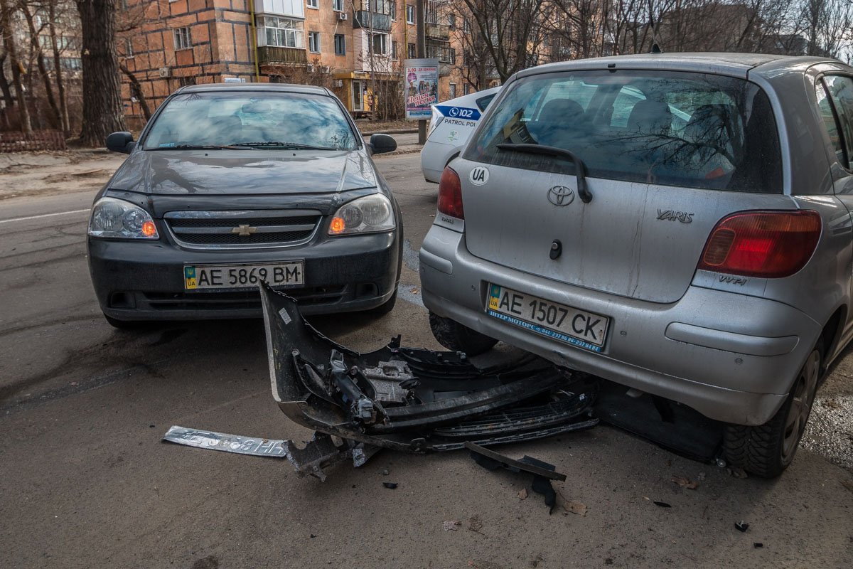 Из-за сильного удара бампер Hyundai отлетел в припаркованную Toyota