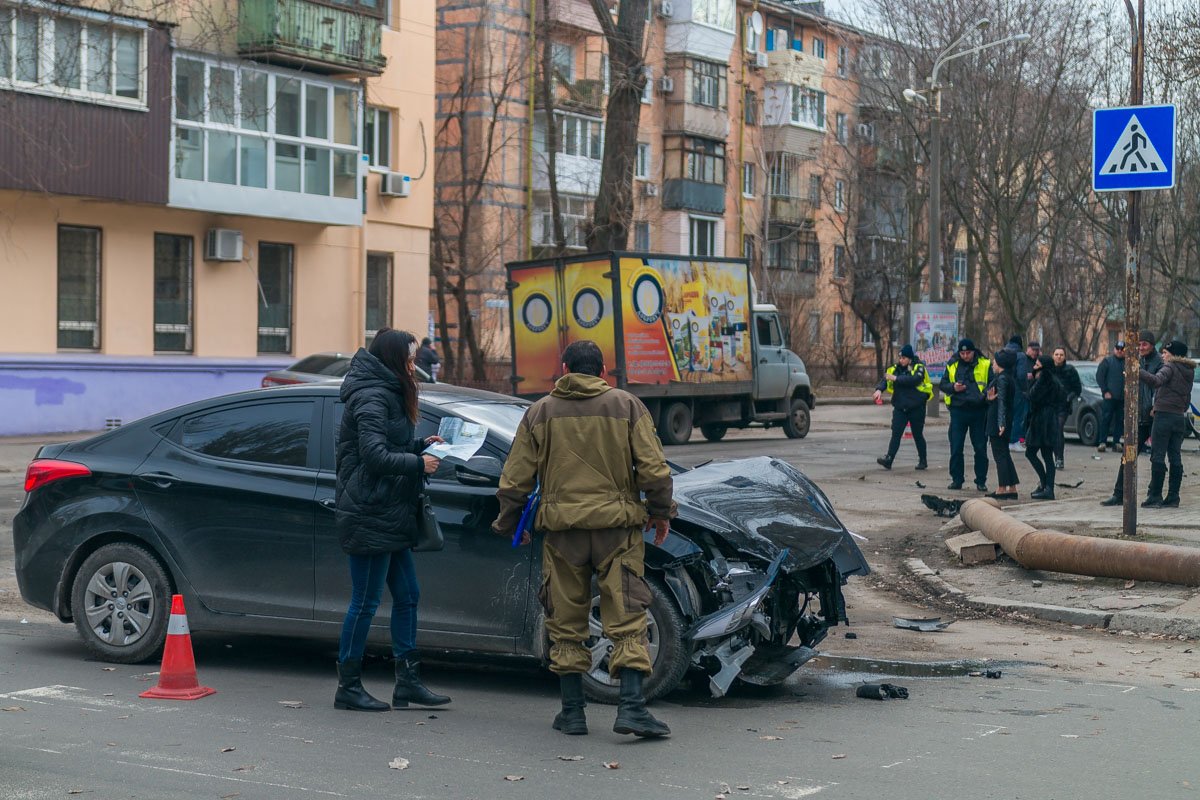 Врачи оказали водителю первую помощь, но от госпитализации она отказалась