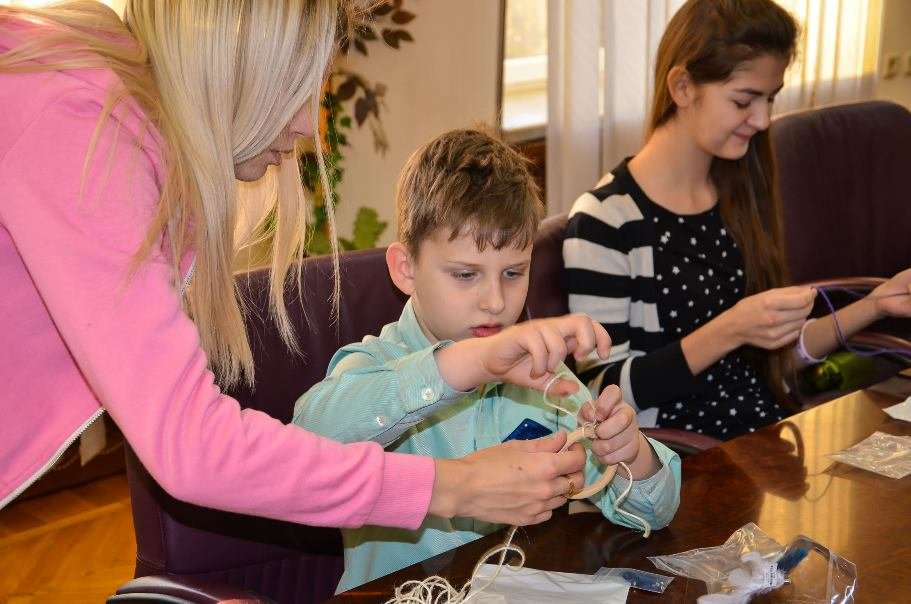 На мастер-классе - около двадцати детей разного возраста