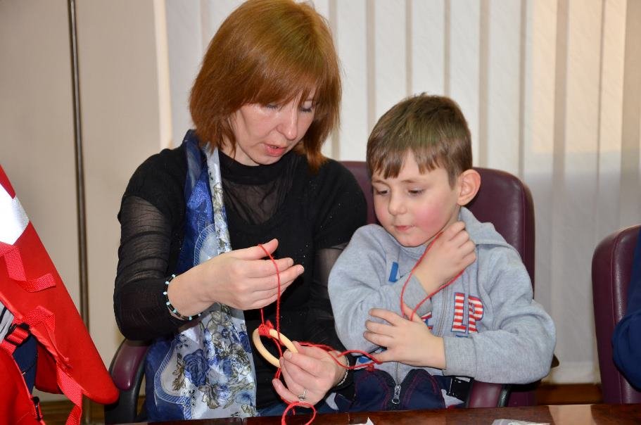 Самым маленьким участникам помогают мамы