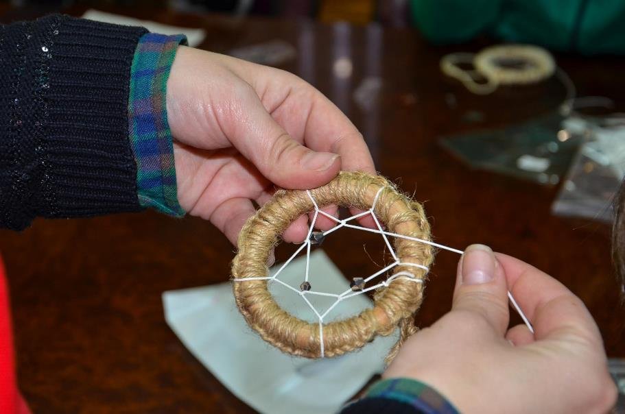 Обычно их вешают в изголовье кровати. Это - своего рода домашний оберег.