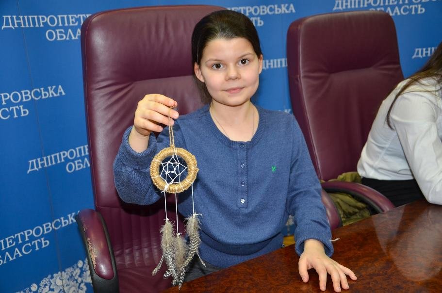 Дети сделали красивые обереги