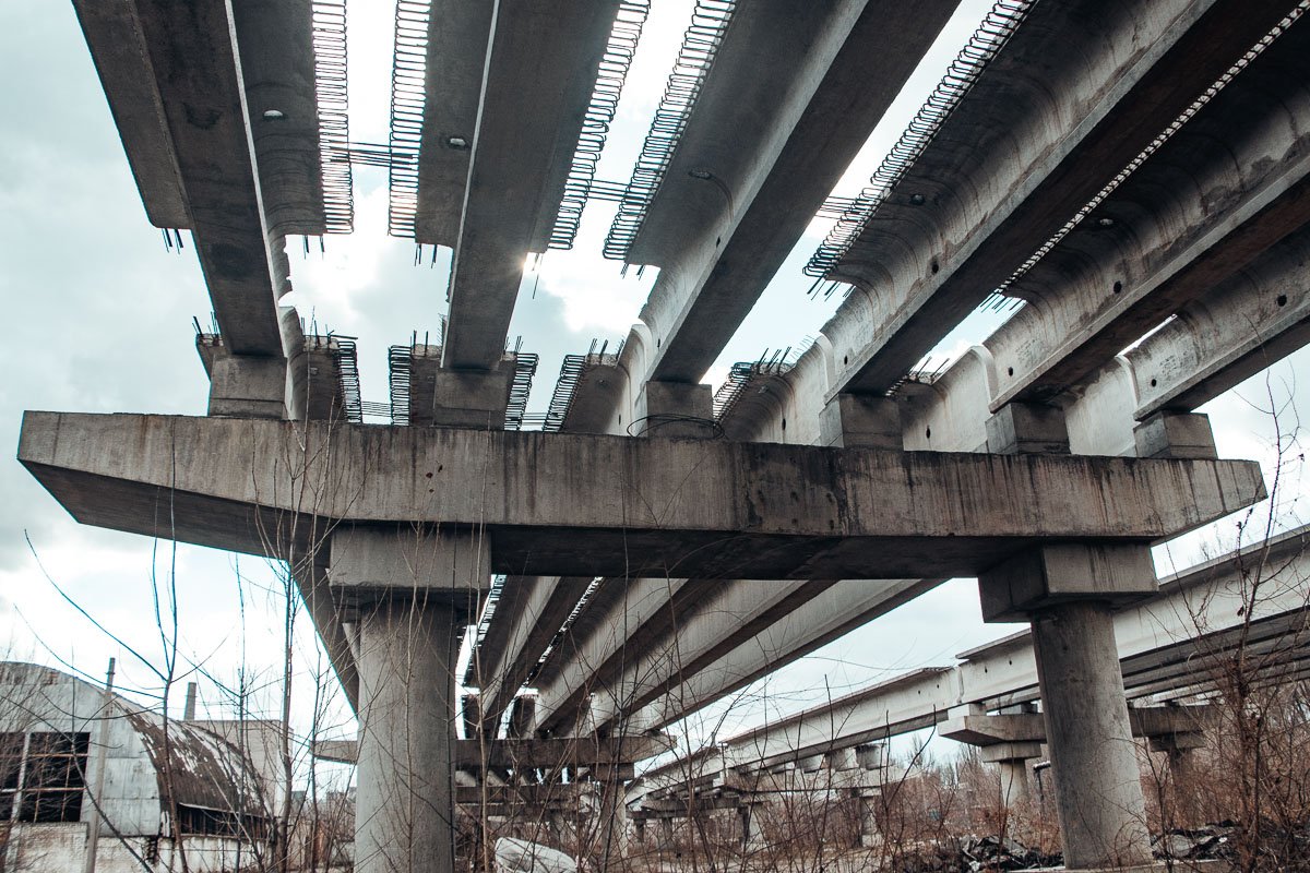 Яркое небо сквозь прутья ржавой арматуры - печальная картина