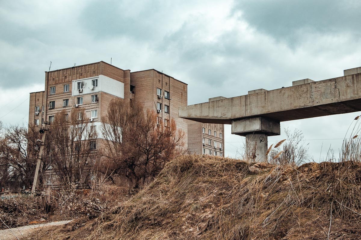 А совсем рядом жизнь продолжается...