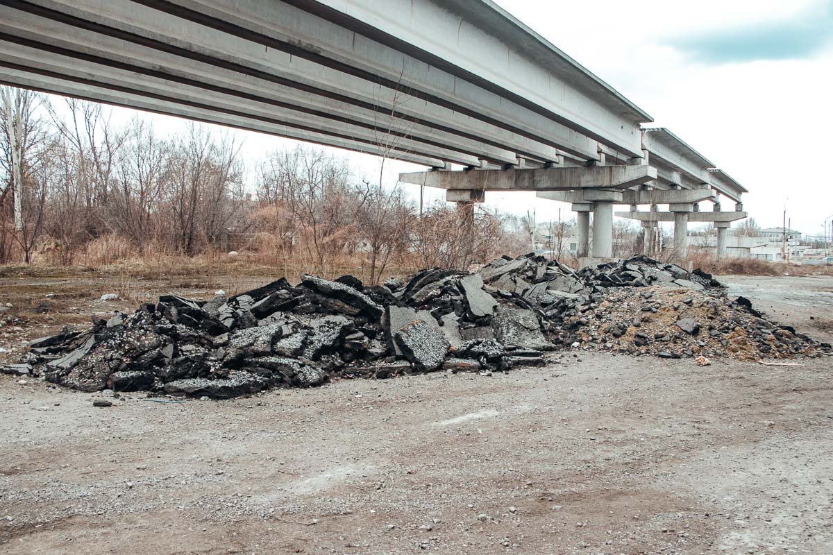 Опоры, подпирающие небо: как выглядит недостроенная часть объездной дороги Днепра 14