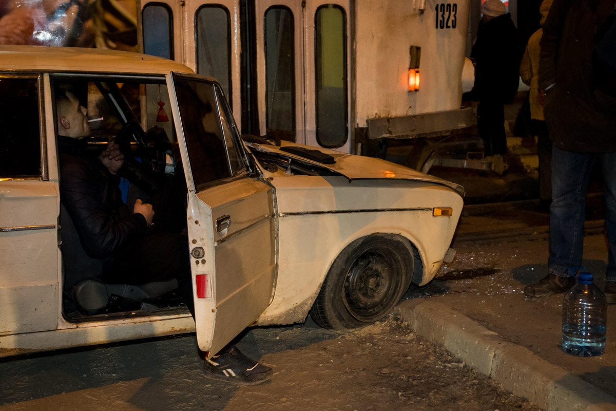 У водителя ВАЗа не было при себе ни водительского удостоверения, ни страхового полиса У водителя ВАЗа не было при себе ни водительского удостоверения, ни страхового полиса