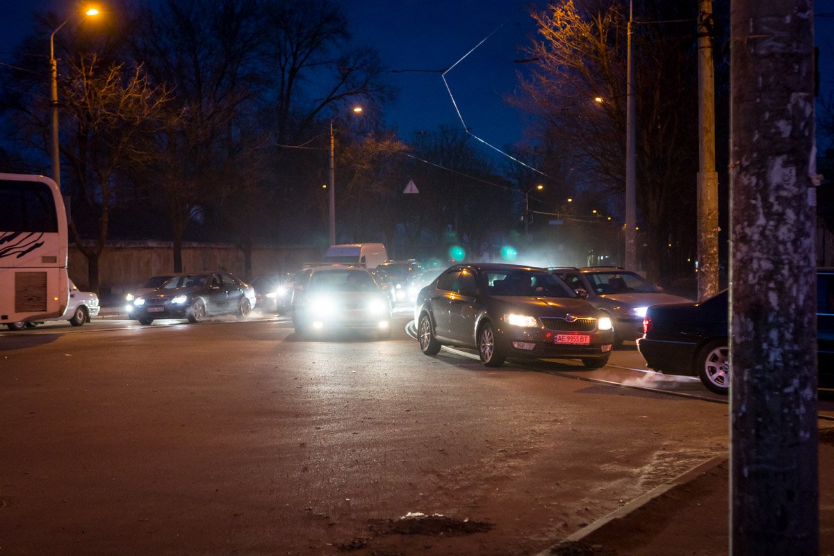 Водителям приходится объезжать аварию по трамвайным путям Водителям приходится объезжать аварию по трамвайным путям