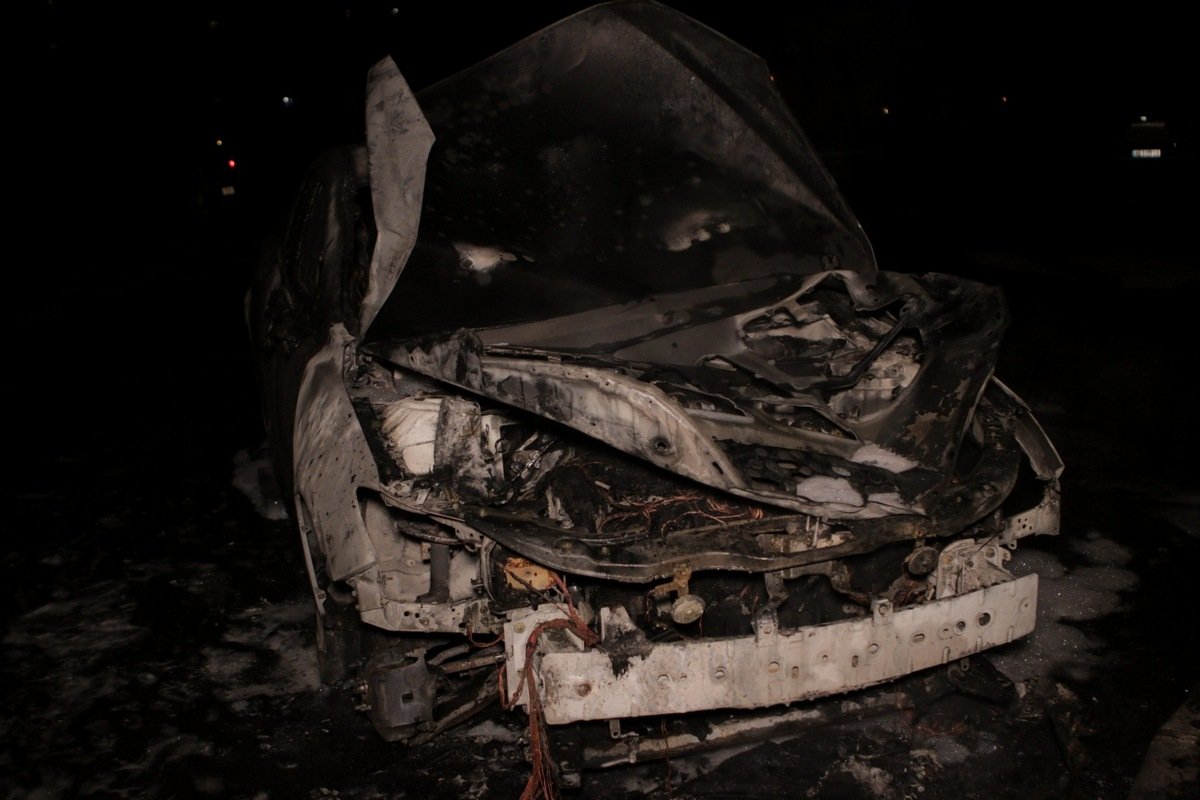 Несмотря на то, что спасатели прибыли на место в течение пары минут, от автомобиля не осталось «живого места»