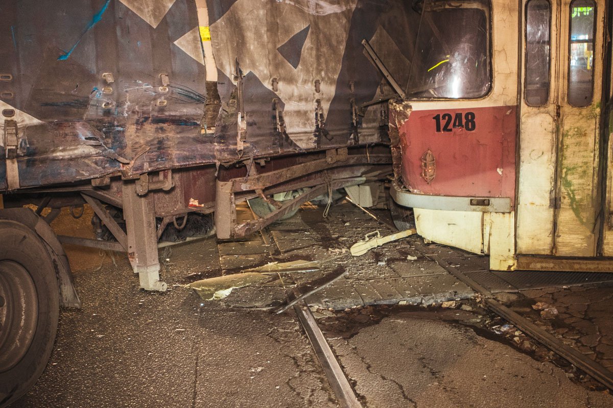 Авария стала причиной огромной пробки