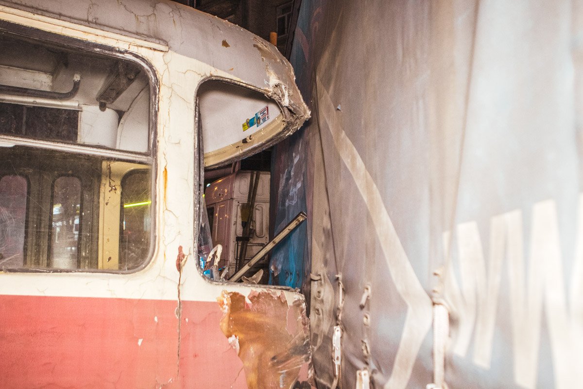 Предварительно известно, что трамвай поворачивал с проспекта Богдана Хмельницкого на улицу Бориса Кротова