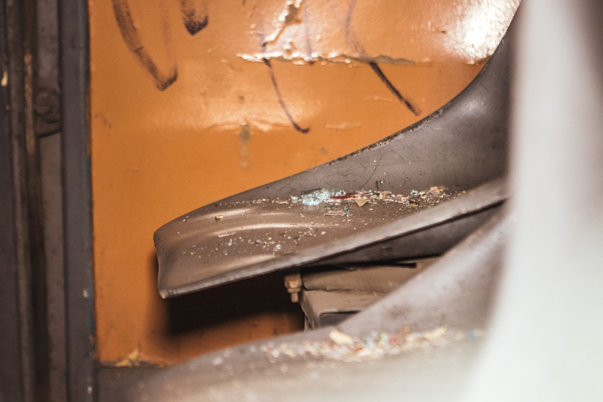 Передняя колесная пара его в поворот вошла, а вот задняя - поехала по прямой