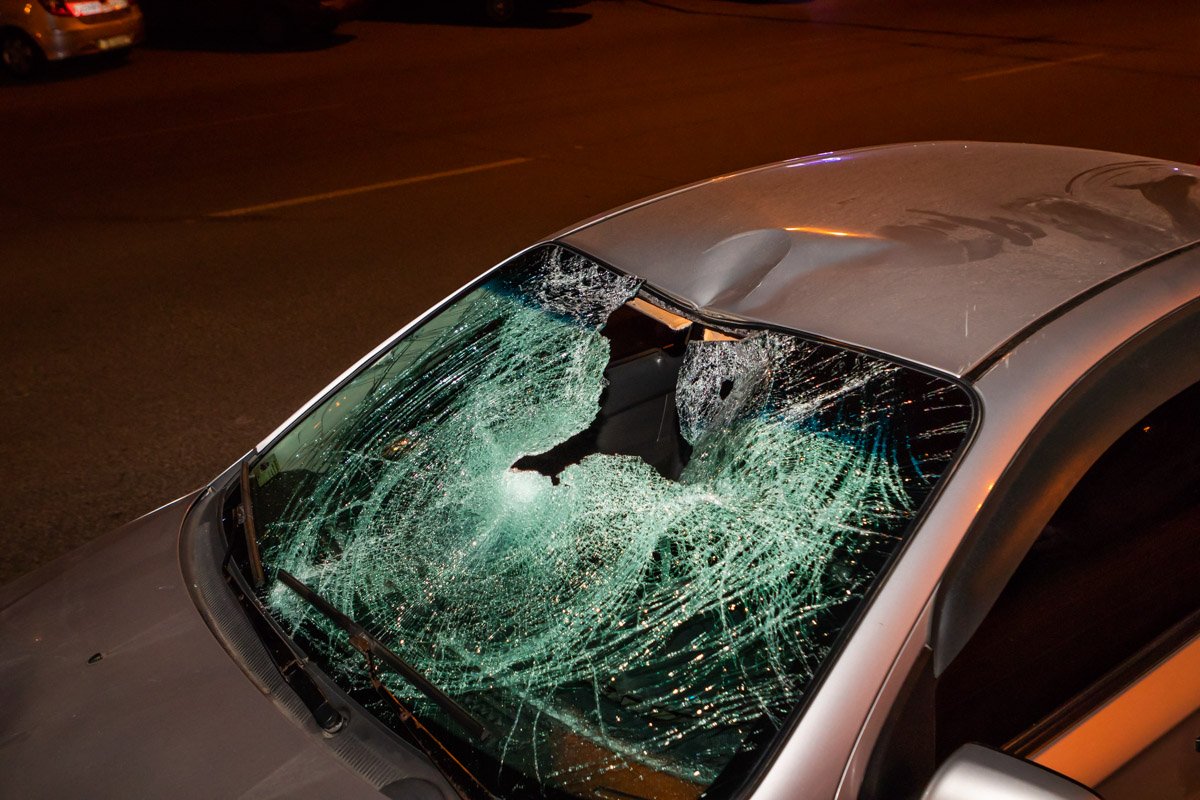 Мужчина перебегал дорогу в неположенном месте Мужчина перебегал дорогу в неположенном месте