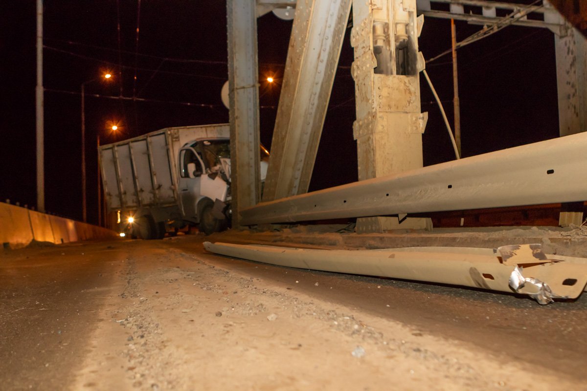 Водитель снес отбойник и врезался в опору Водитель снес отбойник и врезался в опору