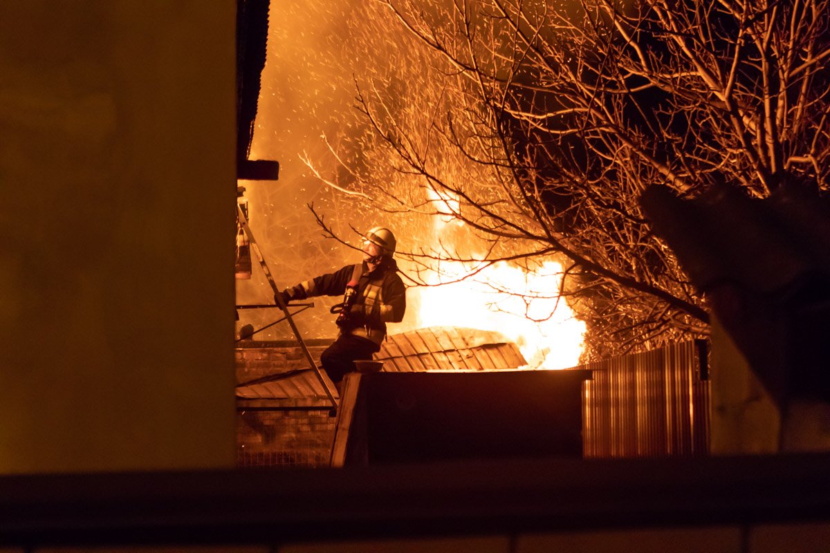 Дом загорелся около 1:00