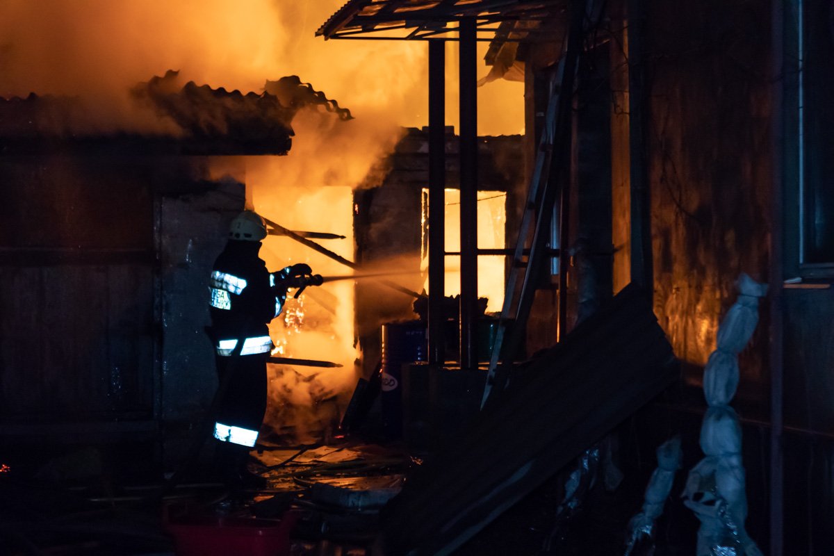 Загорелся дом и пристройки во дворе