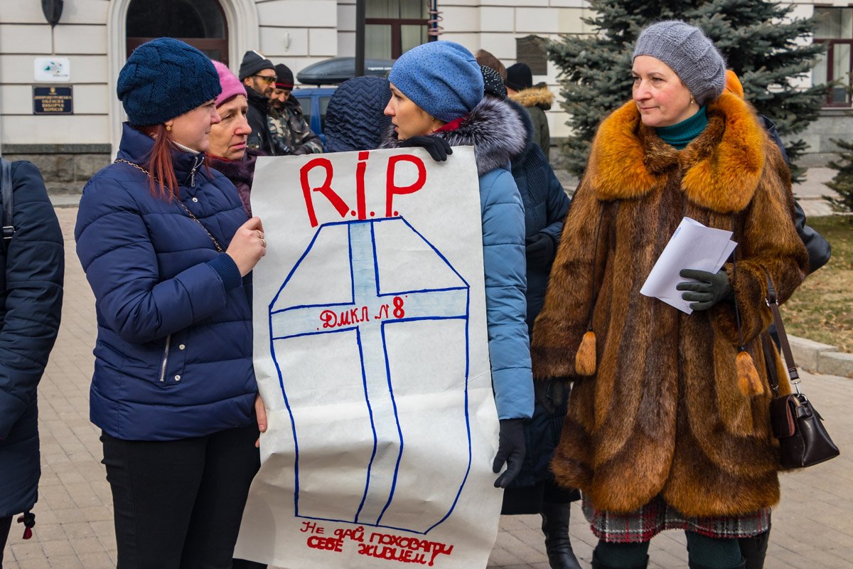 Все пришли с плакатами Все пришли с плакатами