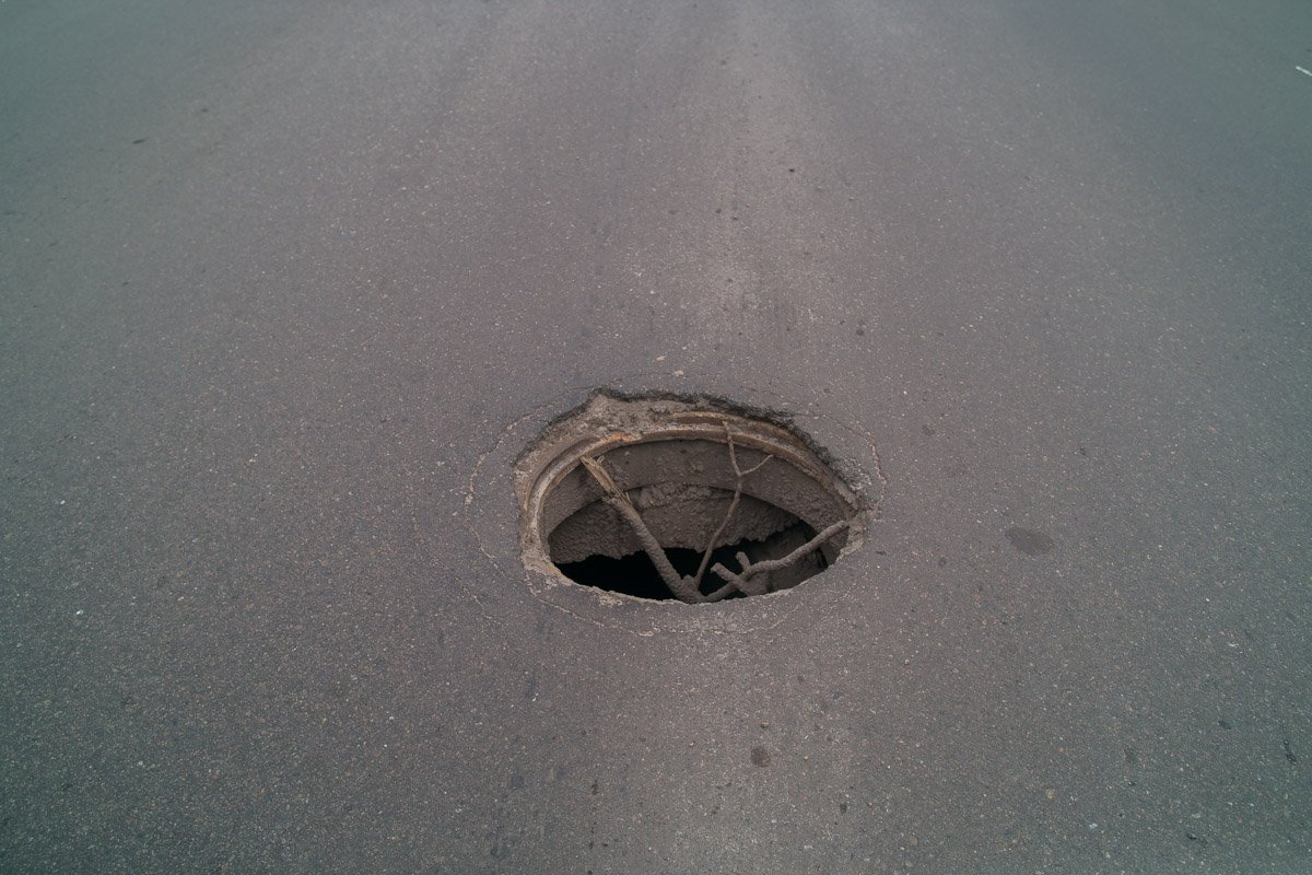 На улице Маяковского, 39, возле заправки по направлению к центру посреди дороги притаился открытый люк На улице Маяковского, 39, возле заправки по направлению к центру посреди дороги притаился открытый люк