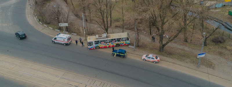 В Днепре троллейбус покатился вниз с моста: водитель потерял сознание за рулем