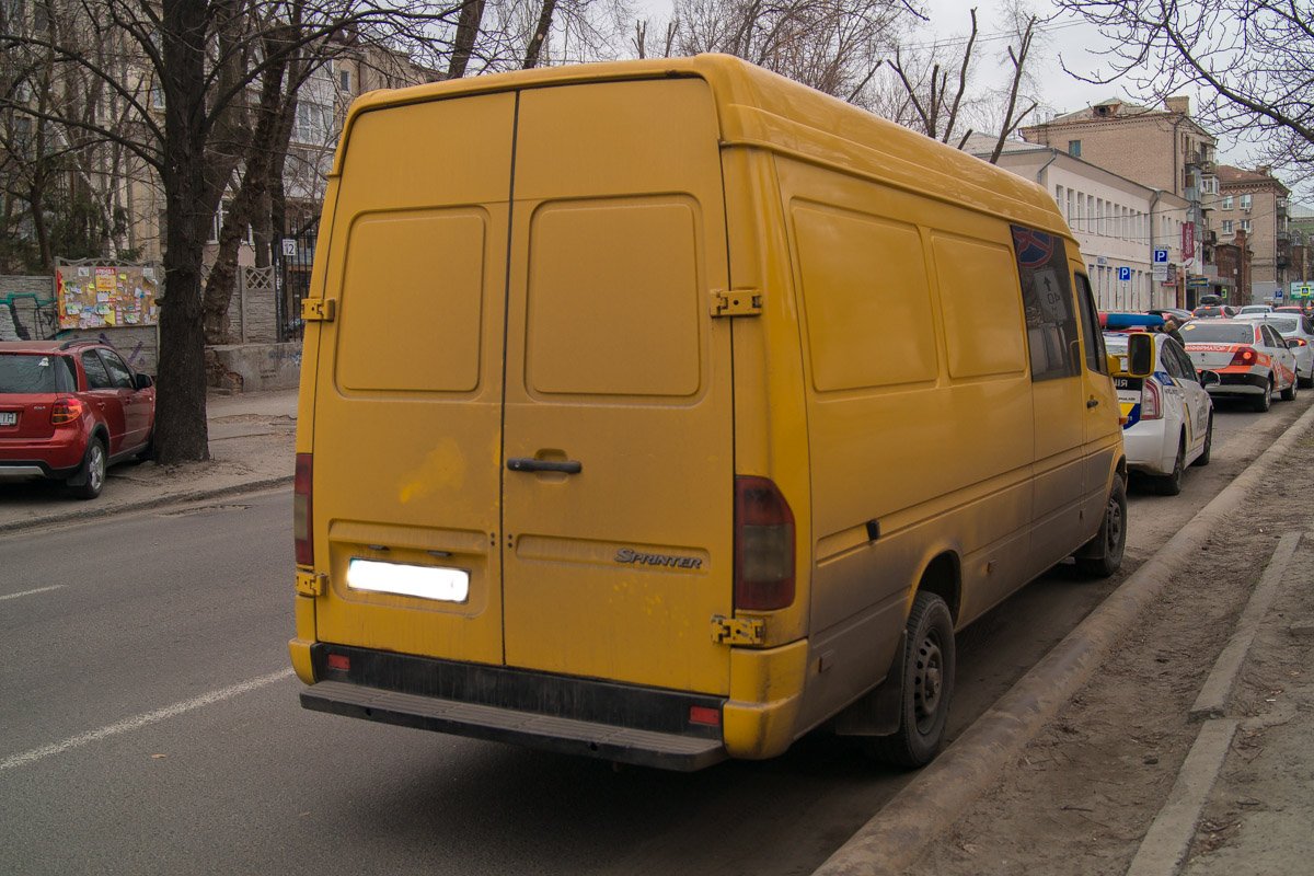 Автомобиль наехал на женщину Автомобиль наехал на женщину