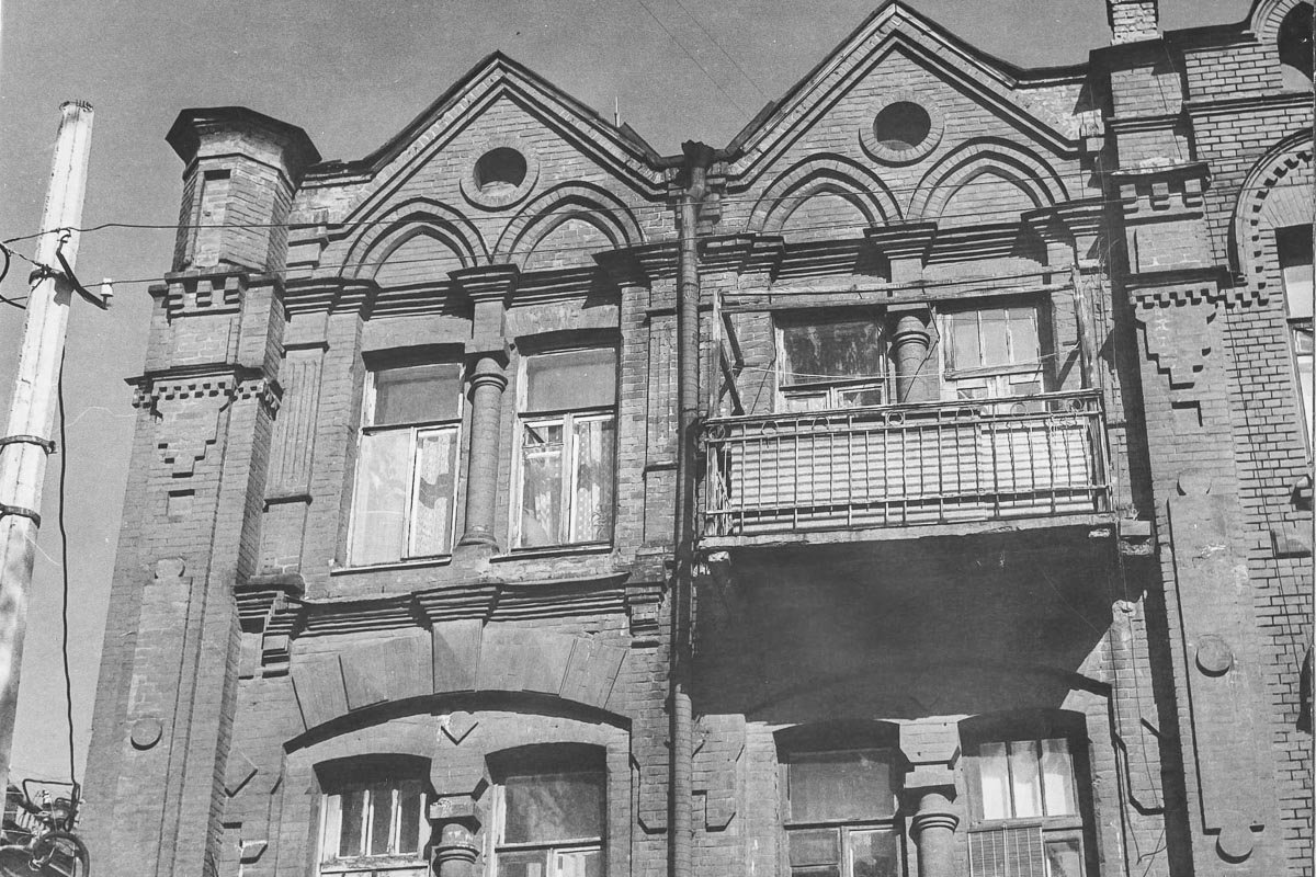 Раньше балконы уродовали облик здания