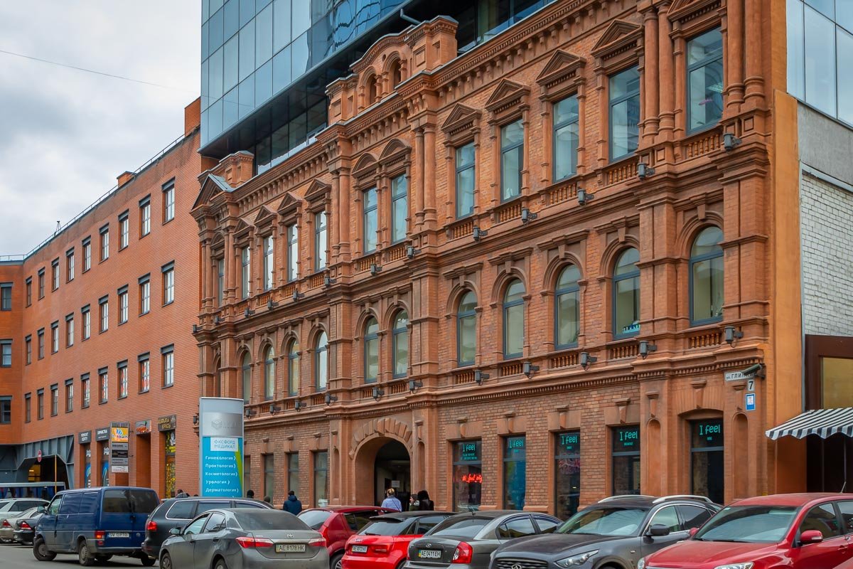 Сейчас к нему пристроили высотку