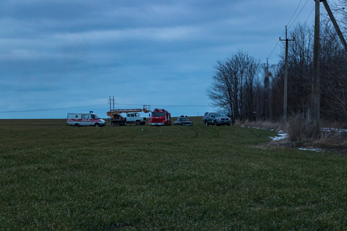 22 февраля, около 12:00, в поселке Чапли мужчина забрался на столб электропередач