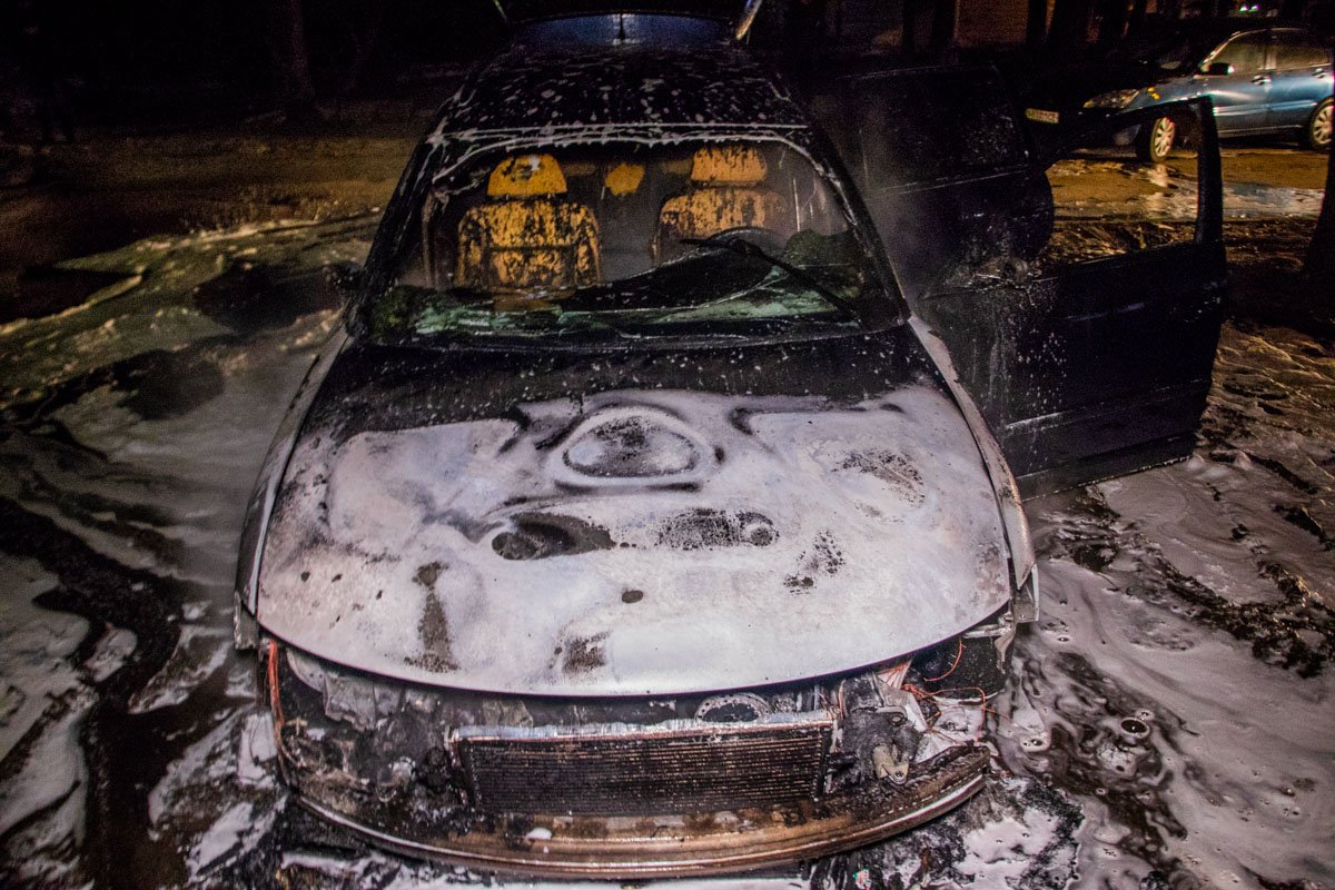 Машина начала гореть с капота