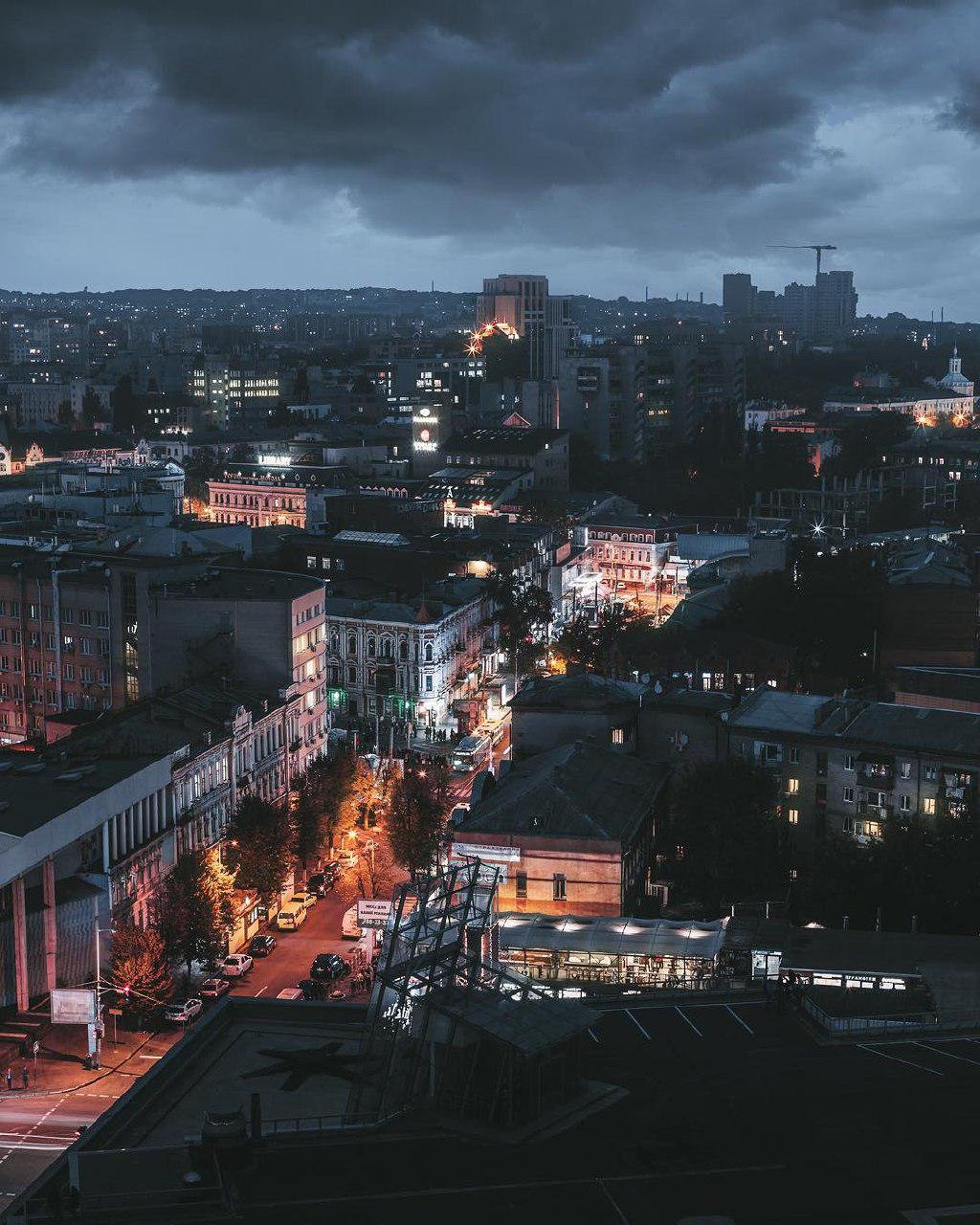 Вечером Днепр окутывает тайна. Фото: artemlazarev_ph