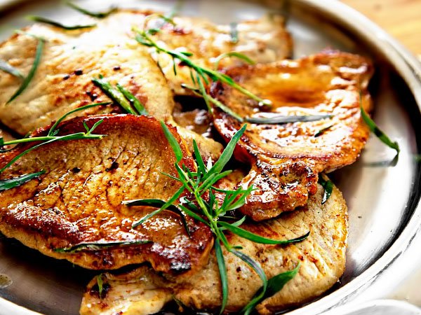 Полезные и вкусные рецепты: как приготовить эскалопы из свинины под сырно-чесночной корочкой