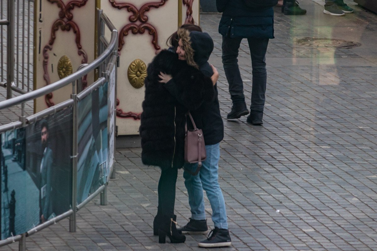 Обнимайте любимых людей Обнимайте любимых людей