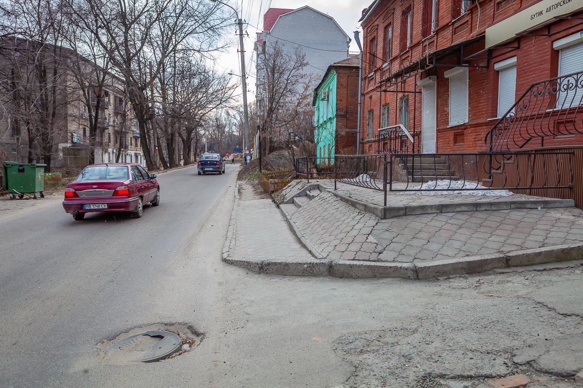 Можно представить, что вы шпион, и красться под стеночкой