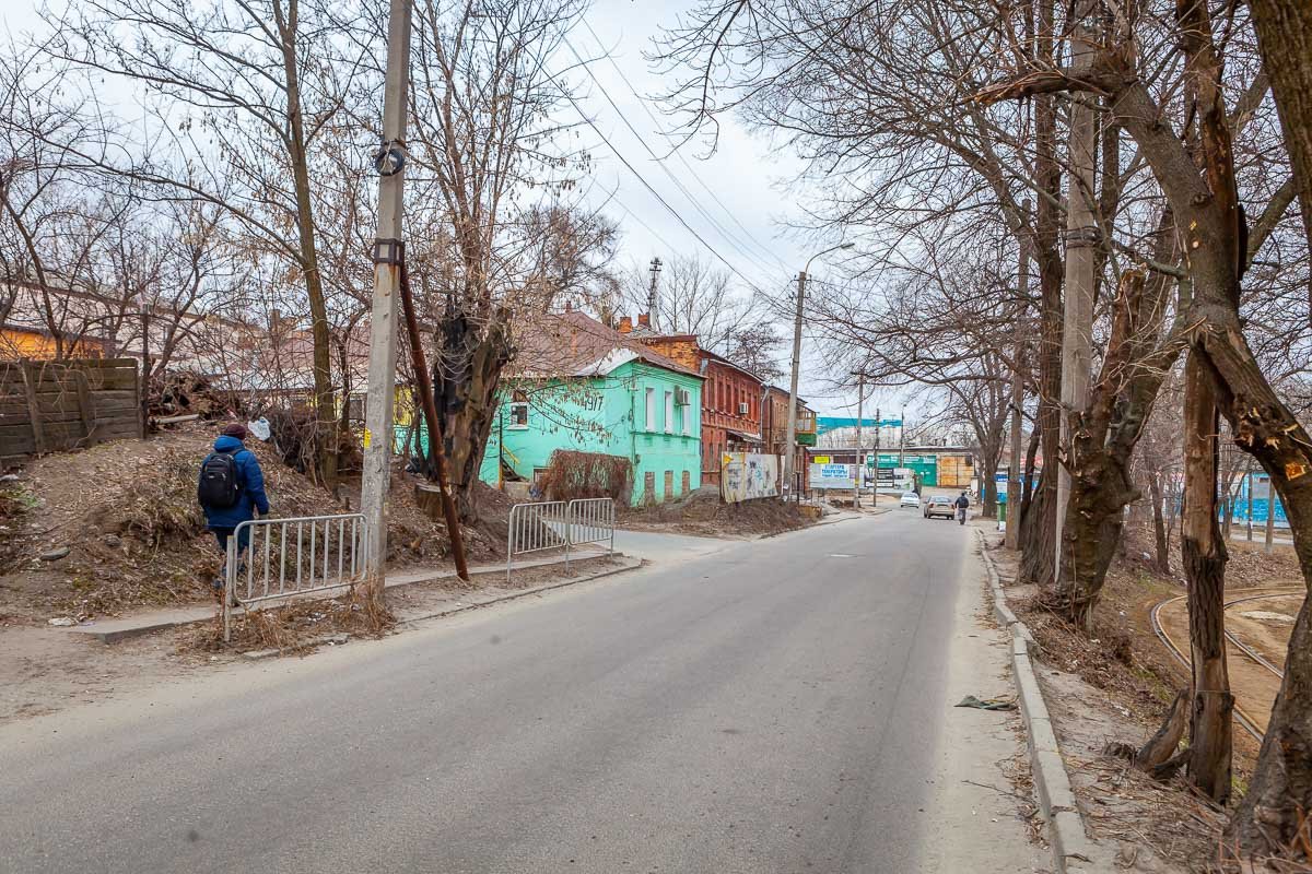 Кусочки тротуаров проглядываются