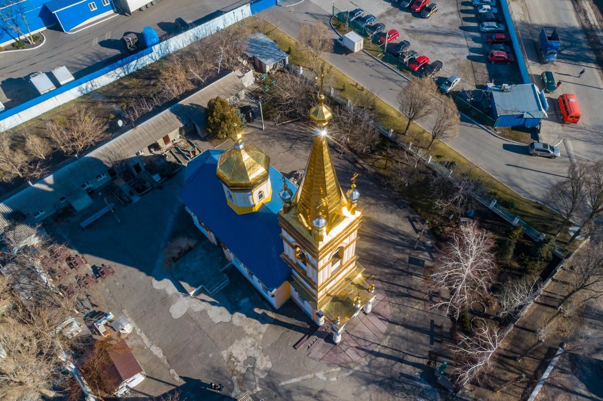 Рядом находилась величественная колокольня