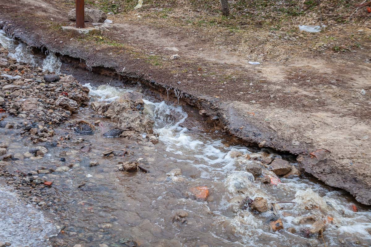 Можно заметить, как размыло дорогу Можно заметить, как размыло дорогу