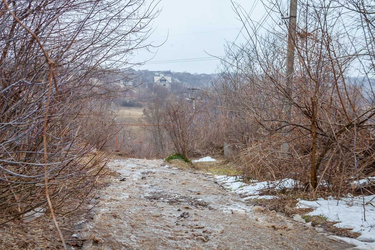 Уходит в балку Уходит в балку